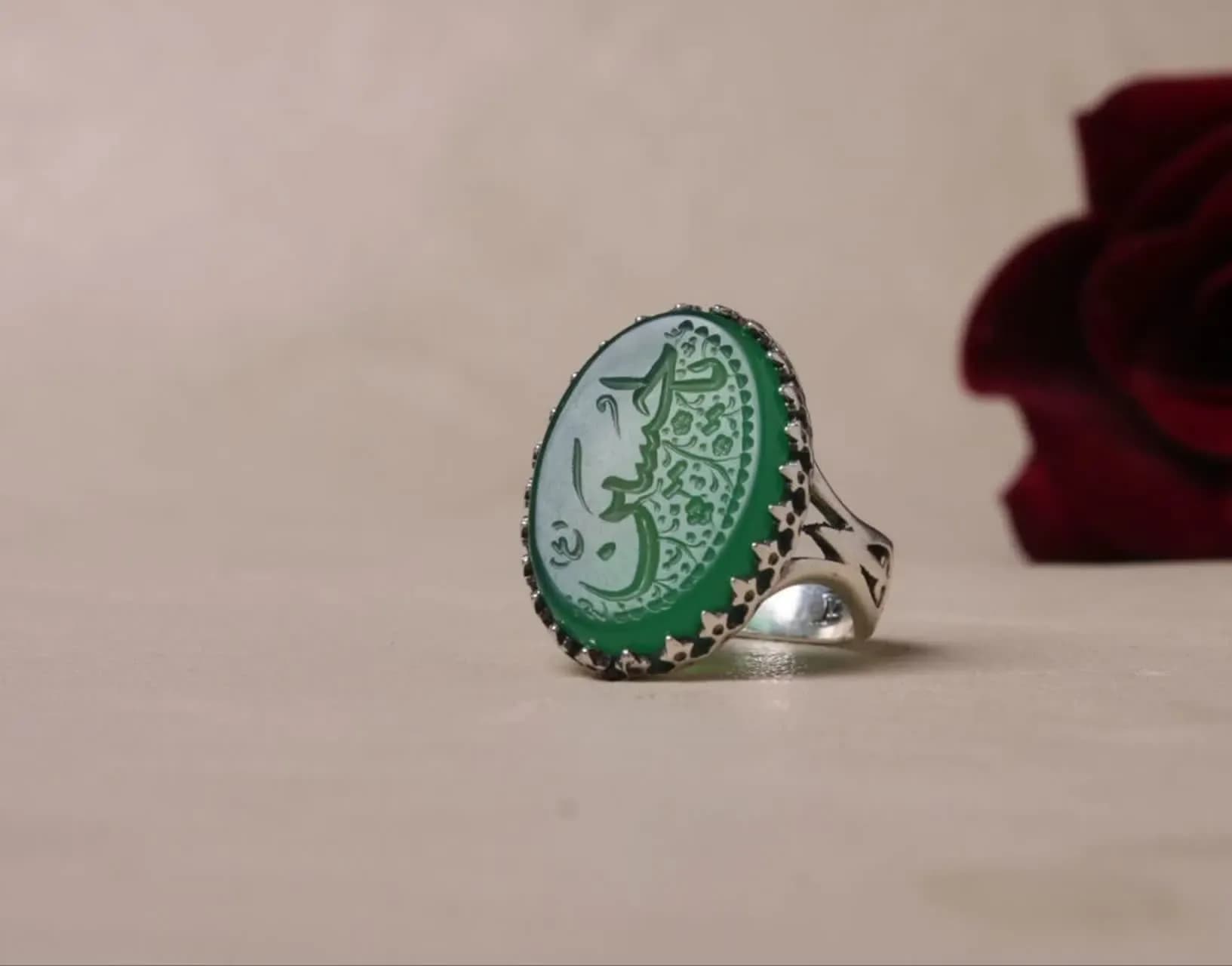 انگشتر نقره باسنگ عقیق سبز رکاب نیزه حکاکی یا حسین(ع) کد 2252 — تصویر ۲