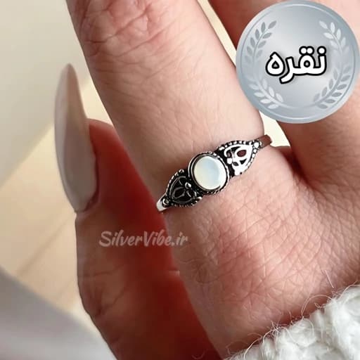 انگشتر نقره زنانه با نگین سفید طرح آنتیک سیاه قلم — تصویر ۲