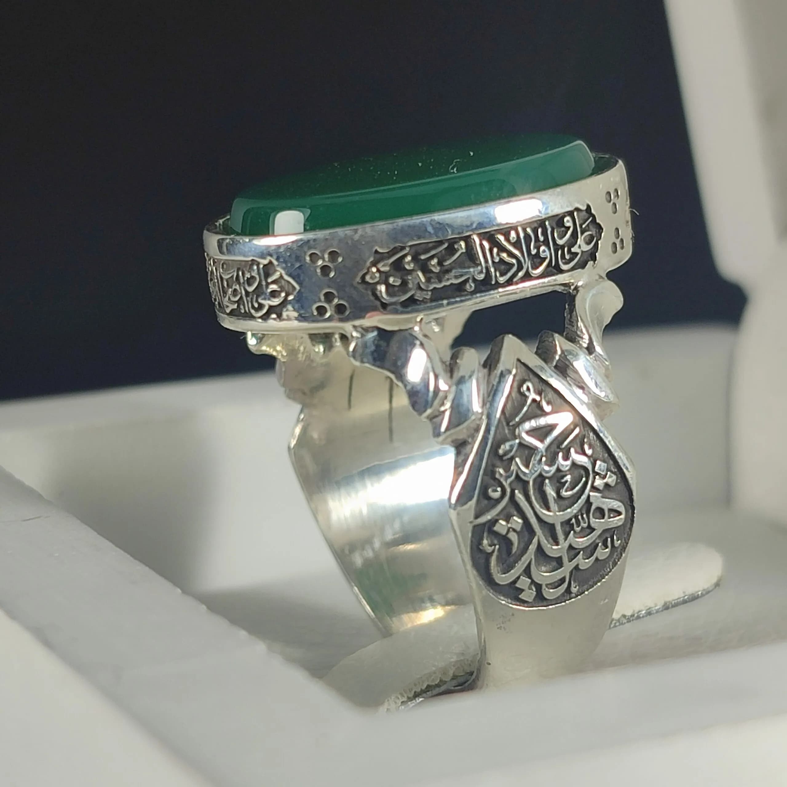 انگشتر نقره باسنگ عقیق سبز ذکر روی رکاب (چهارسلام زیارت عاشورا) ذکر بغل رکاب (یاحسین شهید) و (یاابالفضل) کد 2327 — تصویر ۱۱