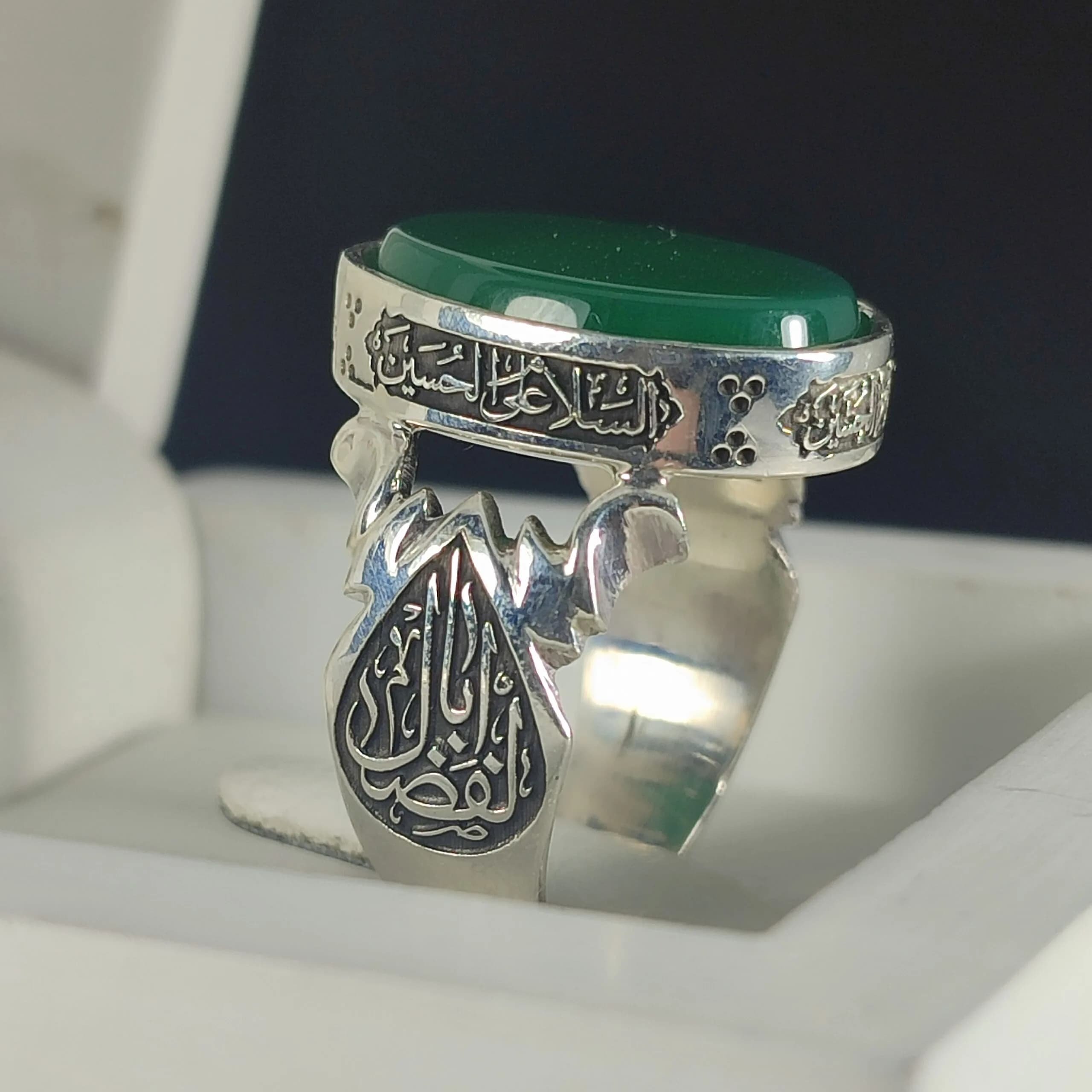 انگشتر نقره باسنگ عقیق سبز ذکر روی رکاب (چهارسلام زیارت عاشورا) ذکر بغل رکاب (یاحسین شهید) و (یاابالفضل) کد 2327 — تصویر ۴