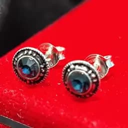 گوشواره نقره 925 خارجی اصل طرح سیاه قلم با نگین آبی پررنگ سایز کوچک — تصویر ۳