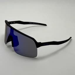 عینک آفتابی اسپرت اوکلی OAKLEY مدل SUTRO فریم مشکی عدسی آبی — تصویر ۳