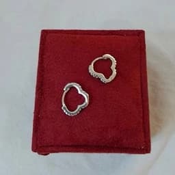 گوشواره نقره حلقه ای طرح گل عیار 925با آبکاری طلا سفید بدون ریزش نگین ضد حساسیت — تصویر ۳