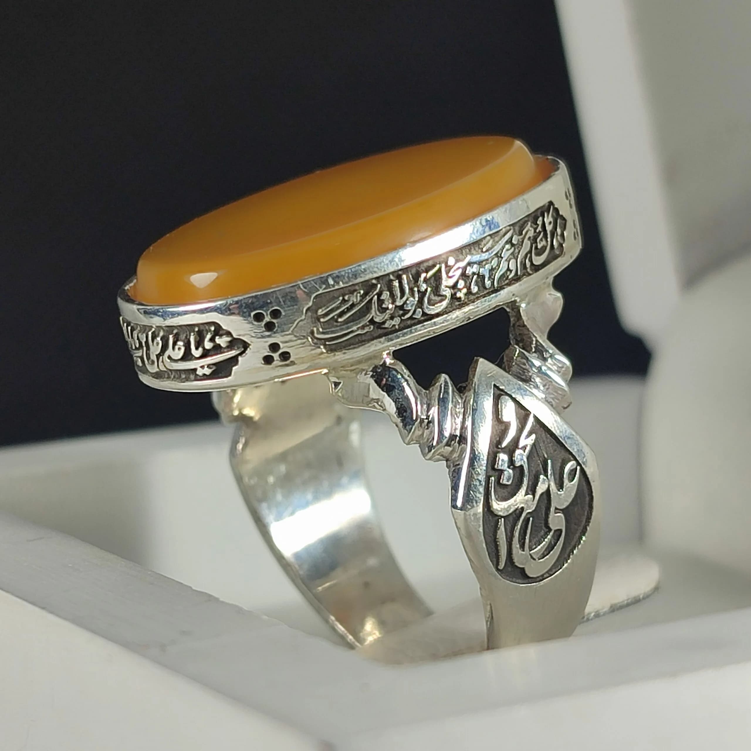 انگشتر نقره باسنگ شرف و الشمس ذکر روی رکاب (نادعلی) ذکر بغل رکاب (علی مع لحق) کد 2342 — تصویر ۸
