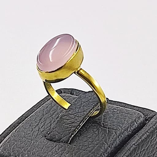 انگشتر زنانه نقره آبکاری طلا نگین عقیق یاسی دارای حرز امام جواد روی پوست آهو و تربت کربلا