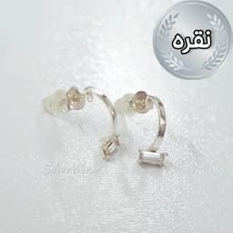 گوشواره نقره زنانه طرح نیم حلقه با تک نگین سواروسکی مستطیلی - برند اکسسوریز — تصویر ۳
