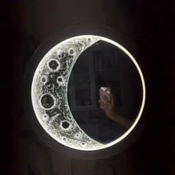 آینه دکوراتیو طرح ماه نورپردازی شده با LED — تصویر ۳