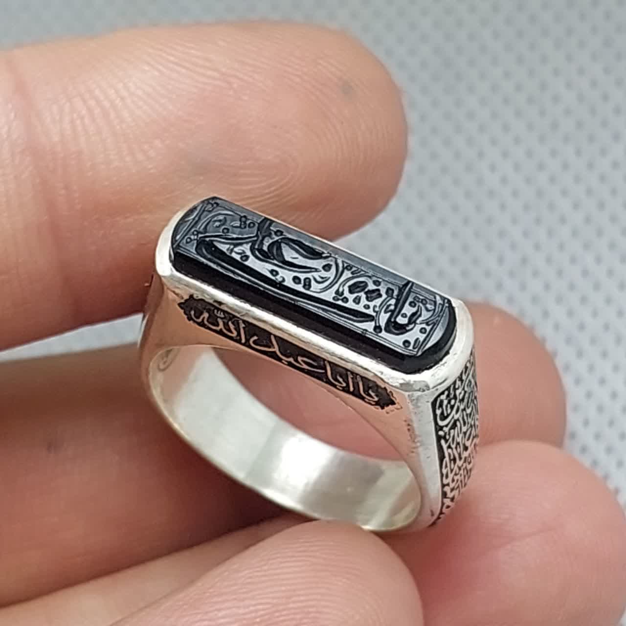 انگشتر نقره باسنگ عقیق مشکی حکاکی یاعلی رکاب کپسولی کد 1750 — تصویر ۹
