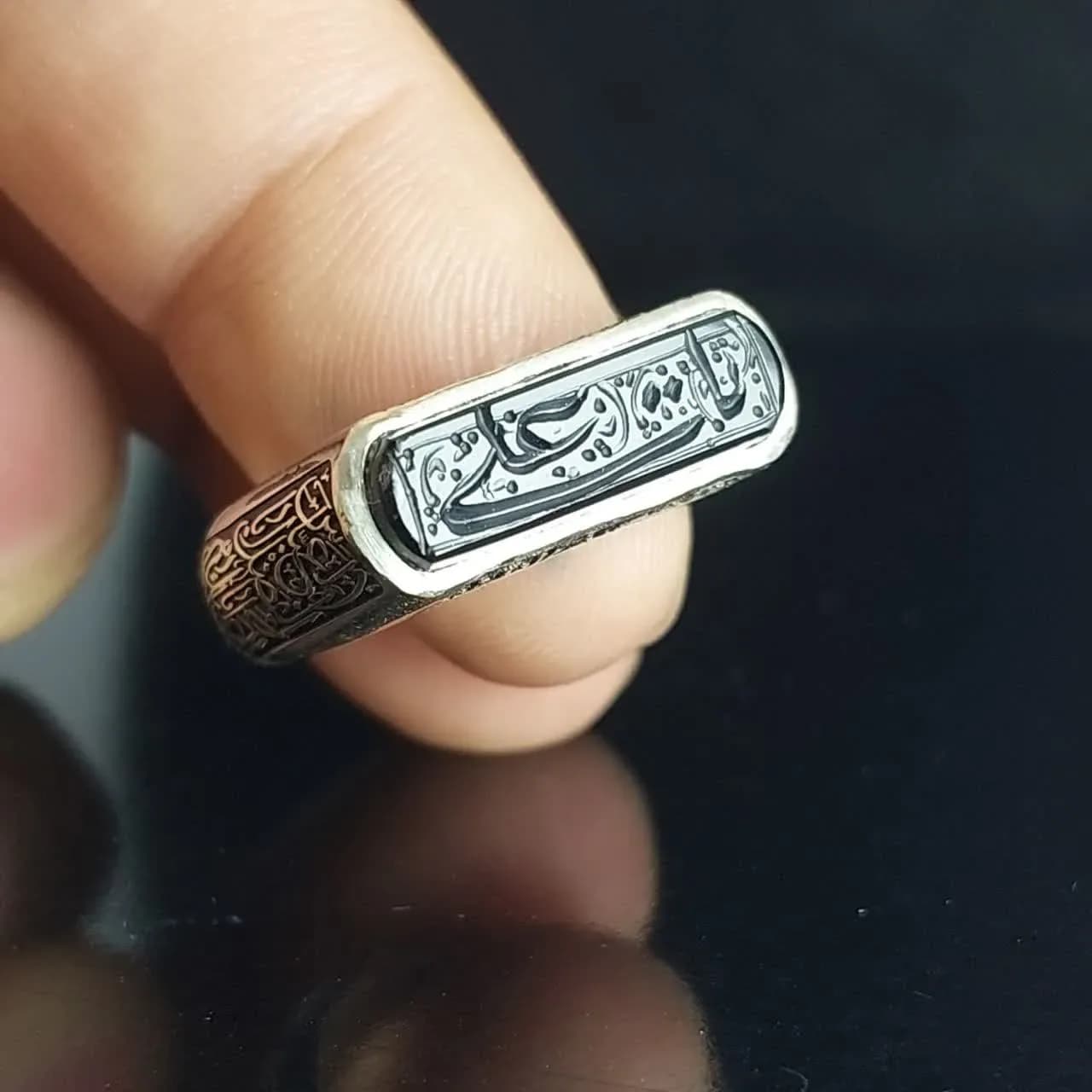 انگشتر نقره باسنگ عقیق مشکی حکاکی یاعلی رکاب کپسولی کد 1750 — تصویر ۲