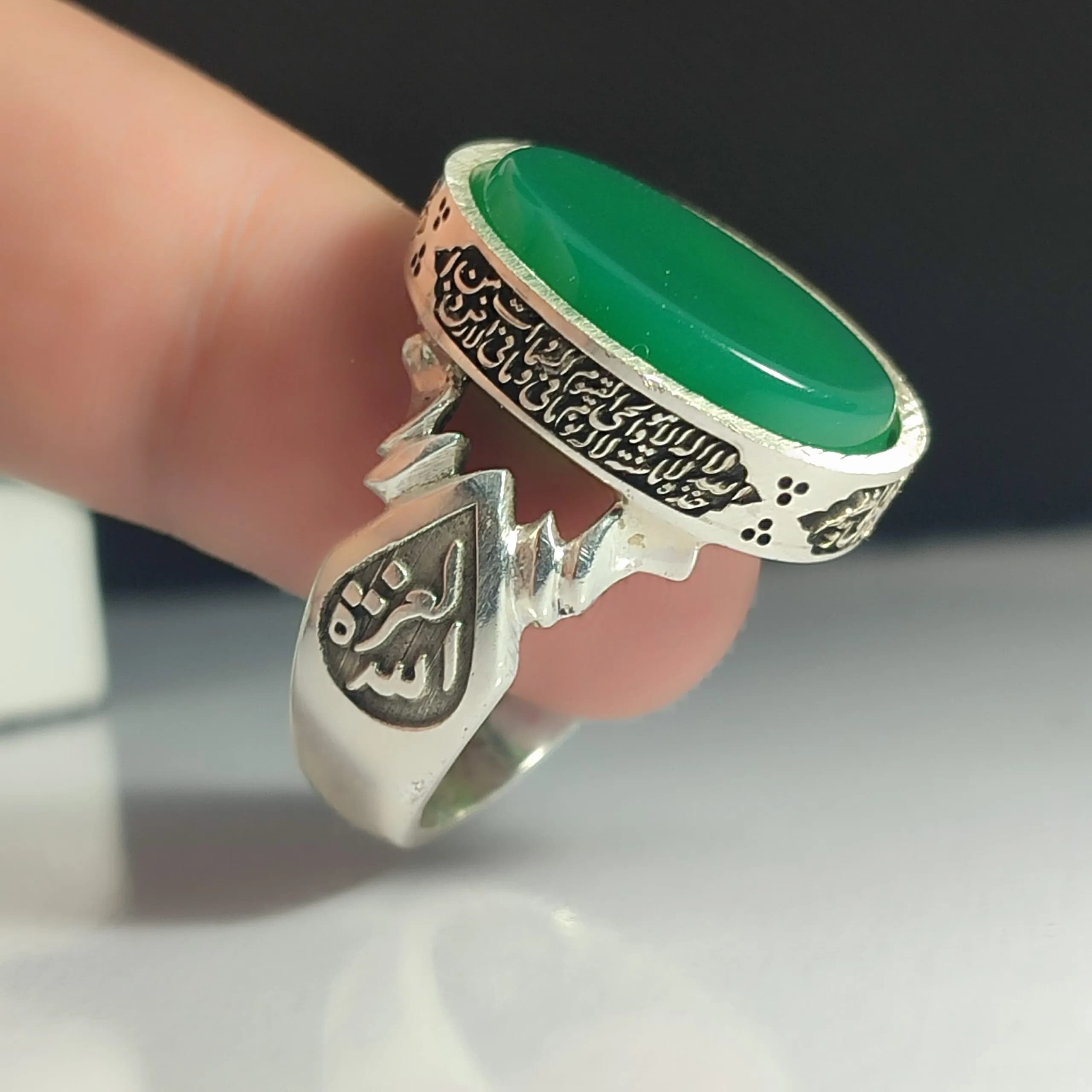 انگشتر نقره باسنگ عقیق سبز ذکر روی رکاب (آیت الکرسی ) ذکر بغل رکاب (العزه الله)و(حسبی الله) کد 2323 — تصویر ۸