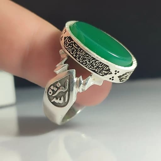 انگشتر نقره باسنگ عقیق سبز ذکر روی رکاب (آیت الکرسی ) ذکر بغل رکاب (العزه الله)و(حسبی الله) کد 2323