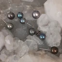 گوشواره نقره میخی مروارید پرورشی اصل مشکی هفت رنگ — تصویر ۳