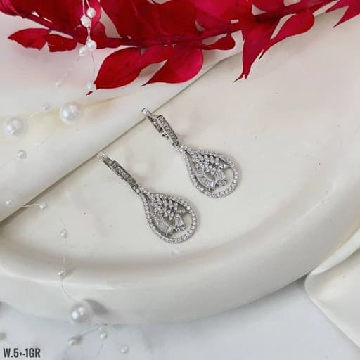 گوشواره نقره دخترانه و زنانه طرح اشک با روکش طلای سفید نگین کاری شده