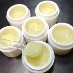 ژل رویال اعلا ملکه زنبور عسل 10 گرمی (جایزه دار 30 گرم عسل)گرید A فوق العاده باکیفیت و درجه کیفی A زنبورستان ماهور — تصویر ۳