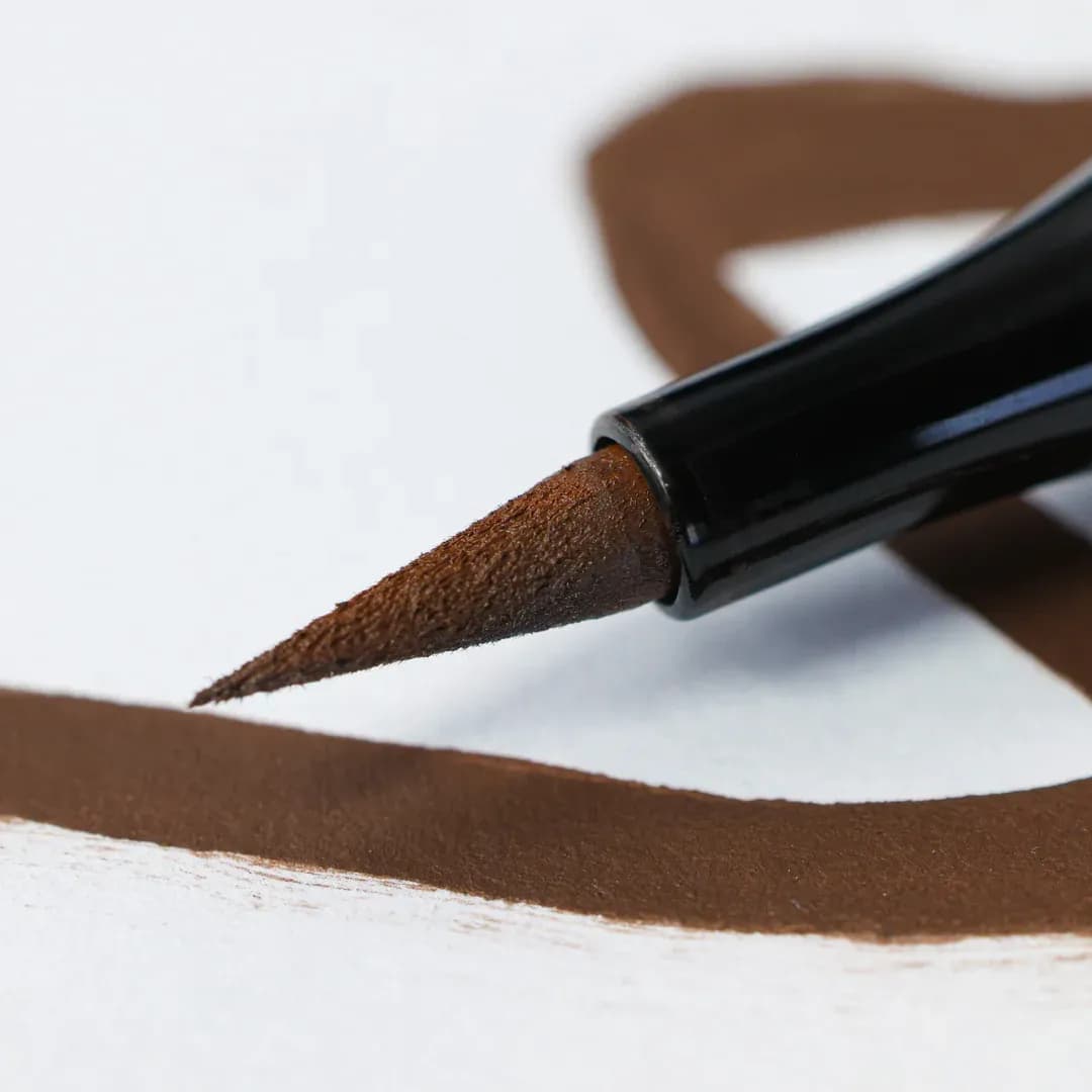 خط چشم ماژیکی قهوهای پیپا مدل Artist Brush 704 — تصویر ۴