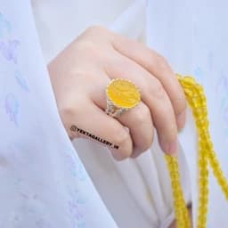 انگشتر نقره زنانه عقیق زرد شرف شمس با نقش یاحسین — تصویر ۳