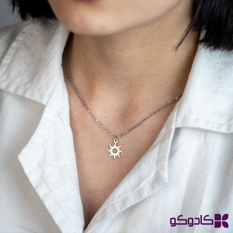 گردنبند مدل راپونزل استیل نقره ای - کادوکو — تصویر ۳