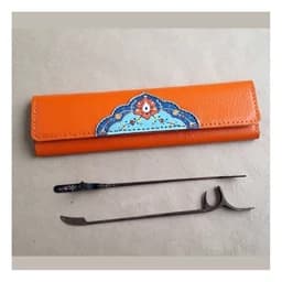 جعبه مضراب سنتور چرم طبیعی، نقاشی شده با رنگ ثابت، رنگ نارنجی، مناسب انواع مضراب — تصویر ۳