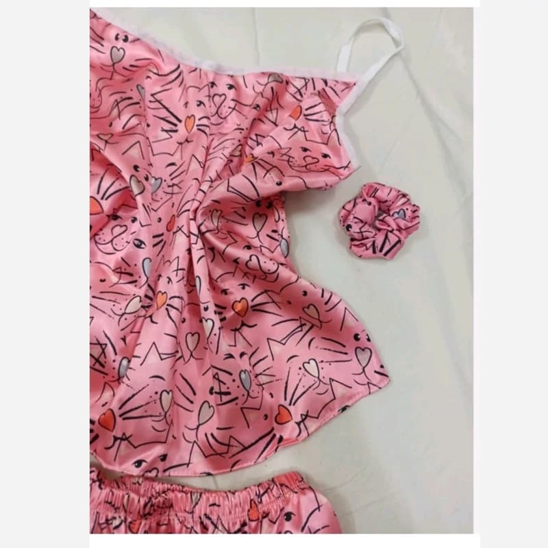 تاپ شلوارک ساتن طرح گربه صورتی — تصویر ۵