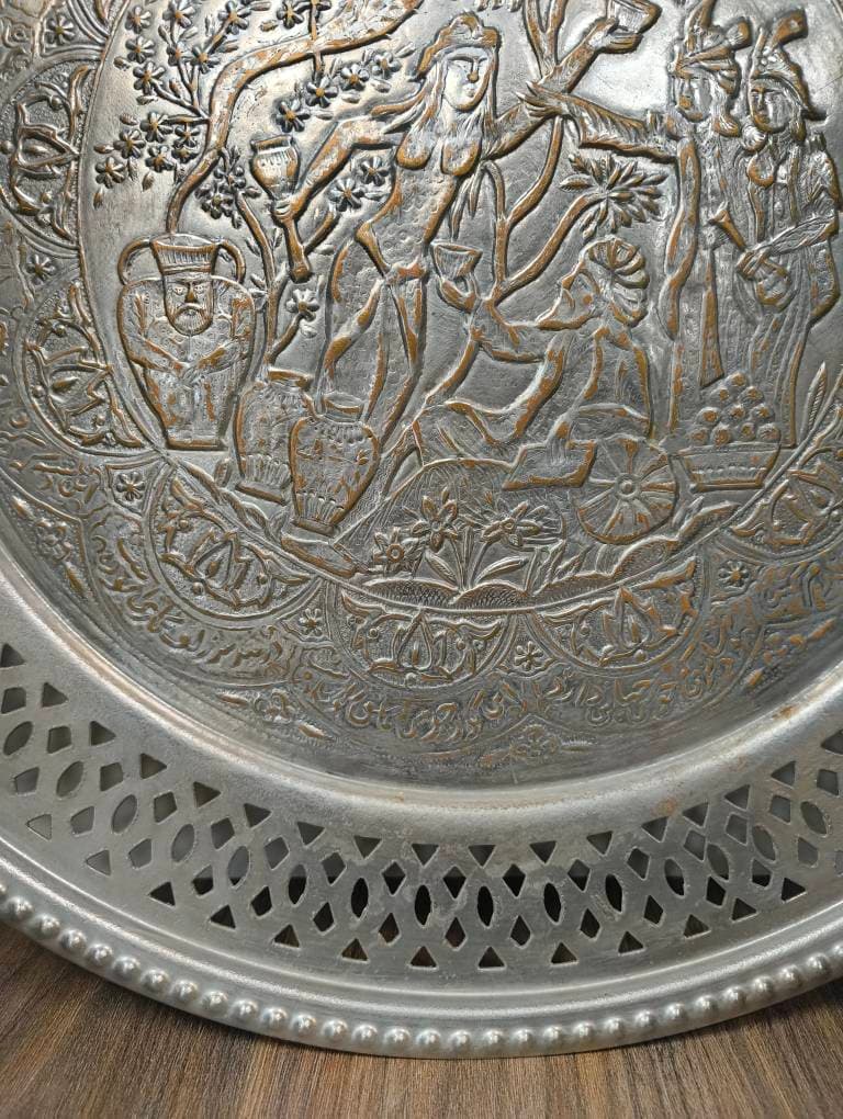 دیوارکوب مسی نقش و قلم دار قدیمی — تصویر ۴