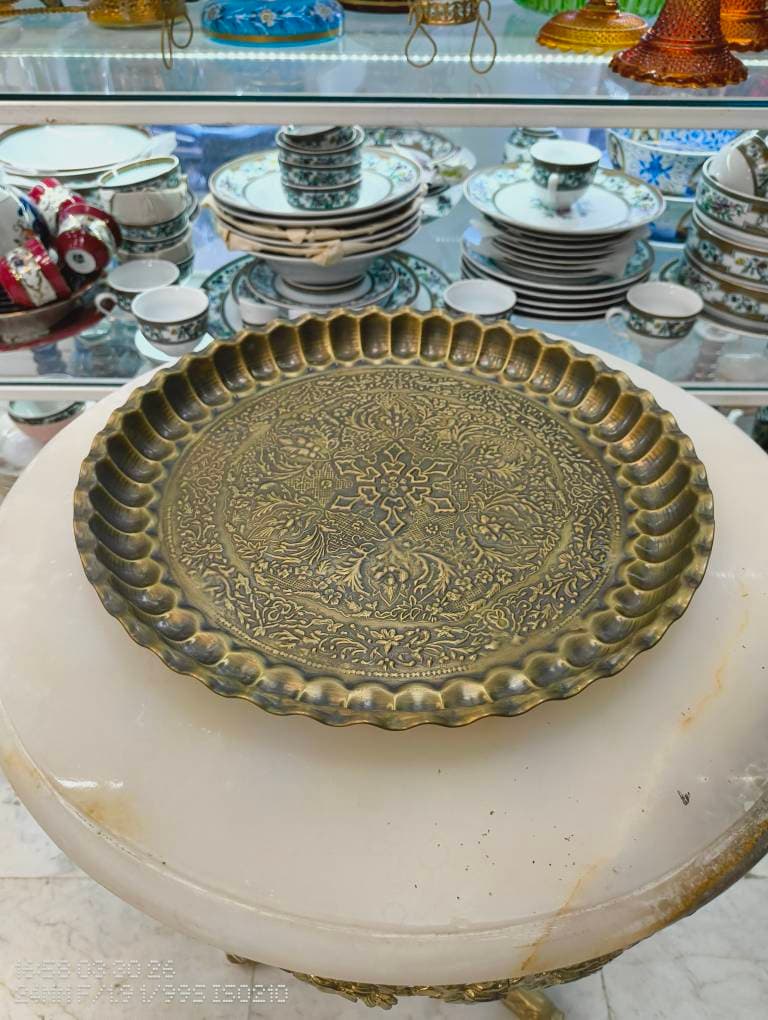 سینی برنجی طرح قدیم بدنه نقش برجسته — تصویر ۳