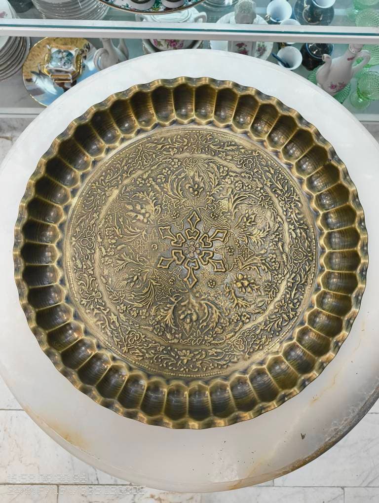 سینی برنجی طرح قدیم بدنه نقش برجسته