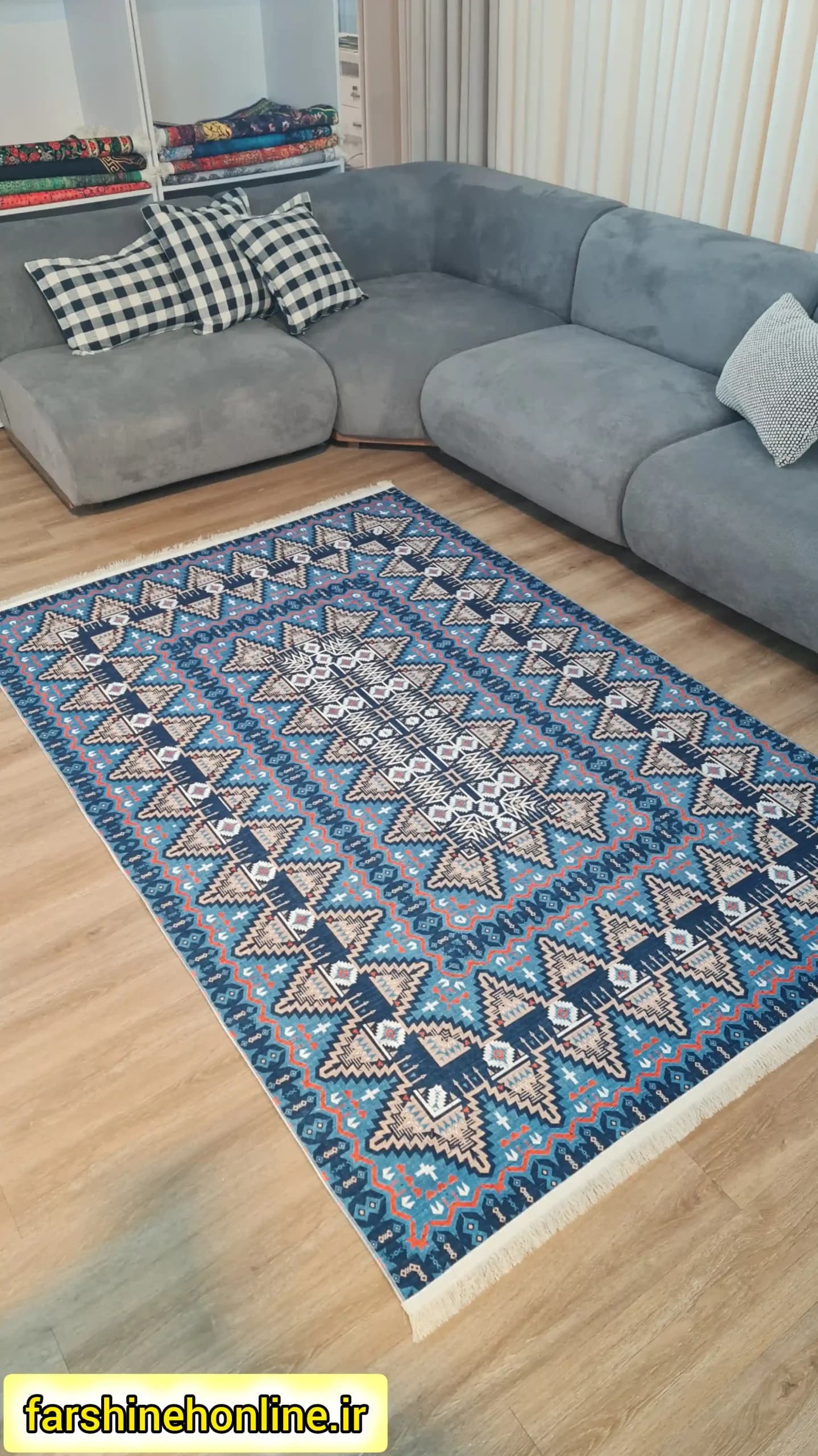 فرشینه سنتی طرح بلوچی | زمینه آبی و نارنجی — تصویر ۴