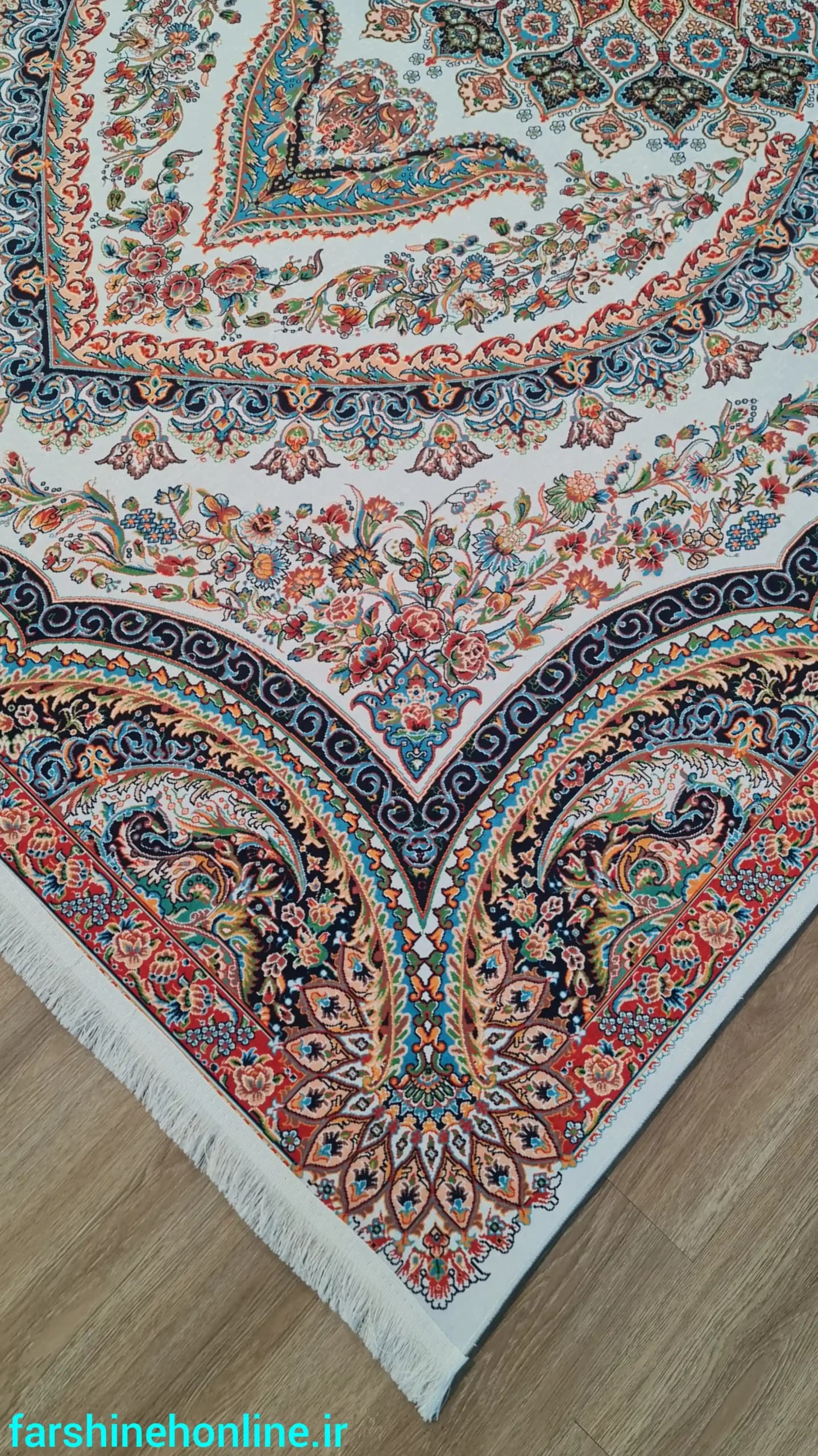 فرشینه طرح سنتی لچک و ترنج | رنگبندی شاد و زمینه روشن — تصویر ۹