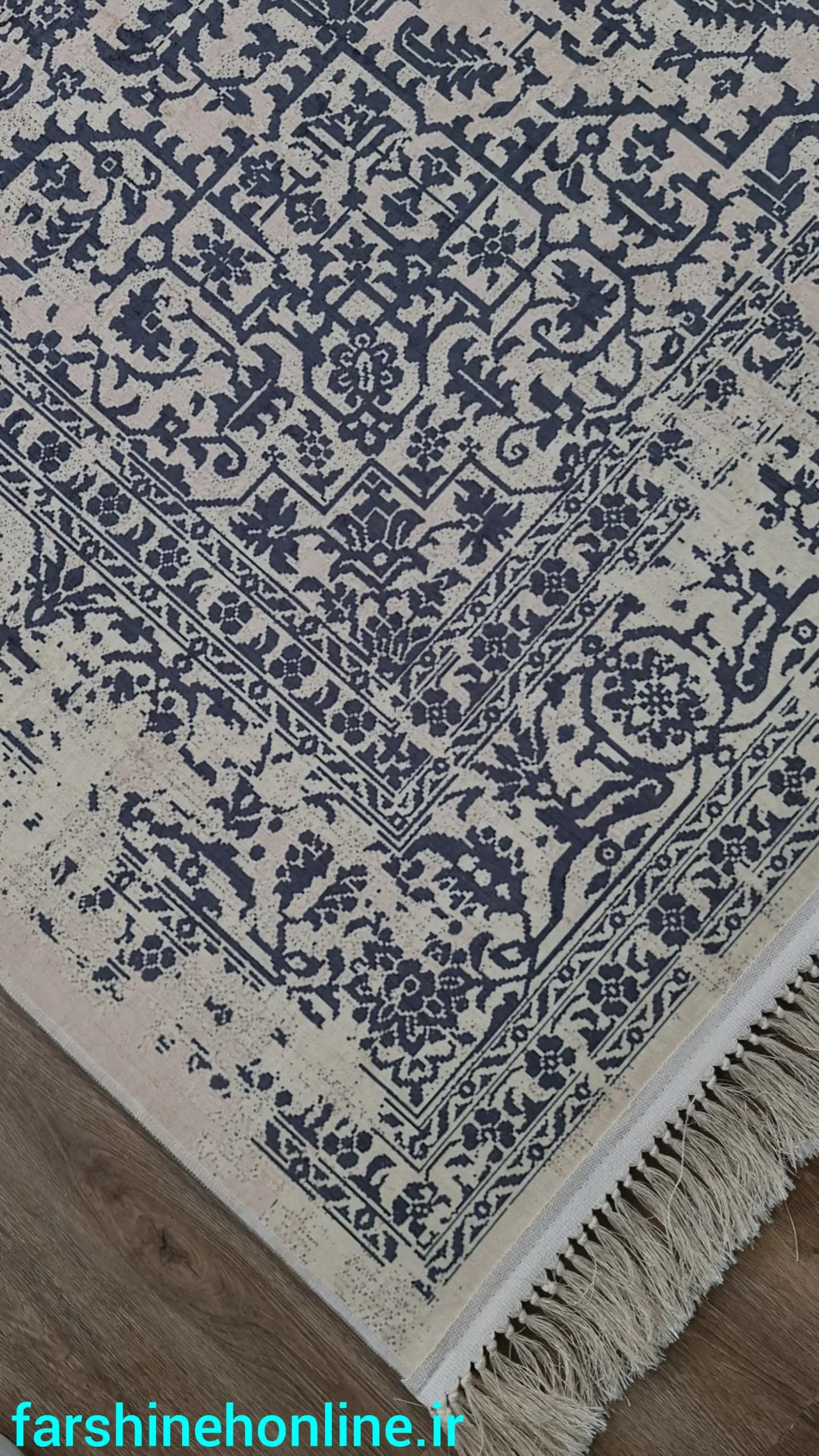فرشینه کهنه نما طرح سنتی با رنگ طوسی و کرم | فرشینه شیک پذیرایی و اتاق خواب — تصویر ۳