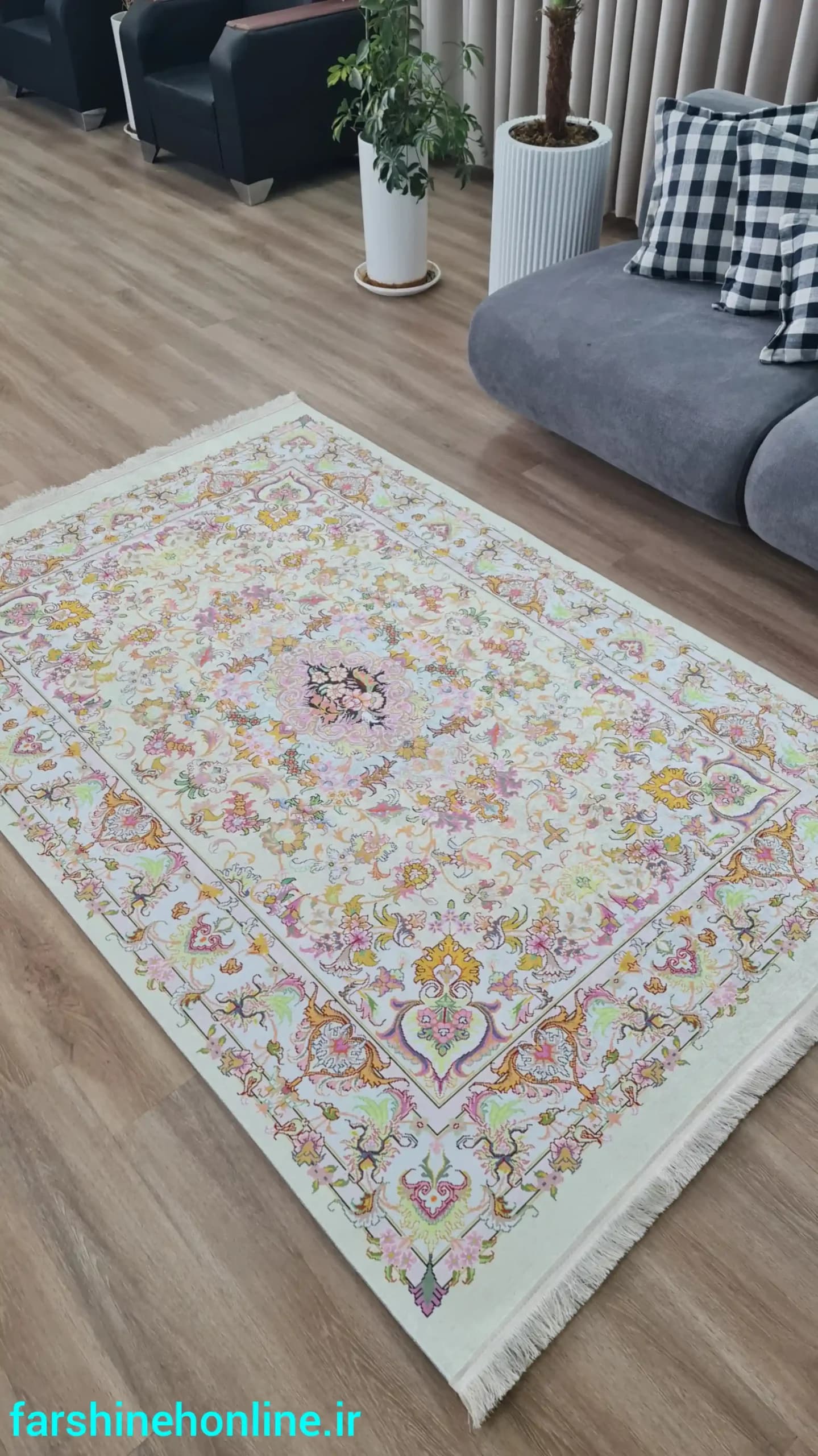 فرشینه کلاسیک طرح سنتی زمینه کرم — تصویر ۳