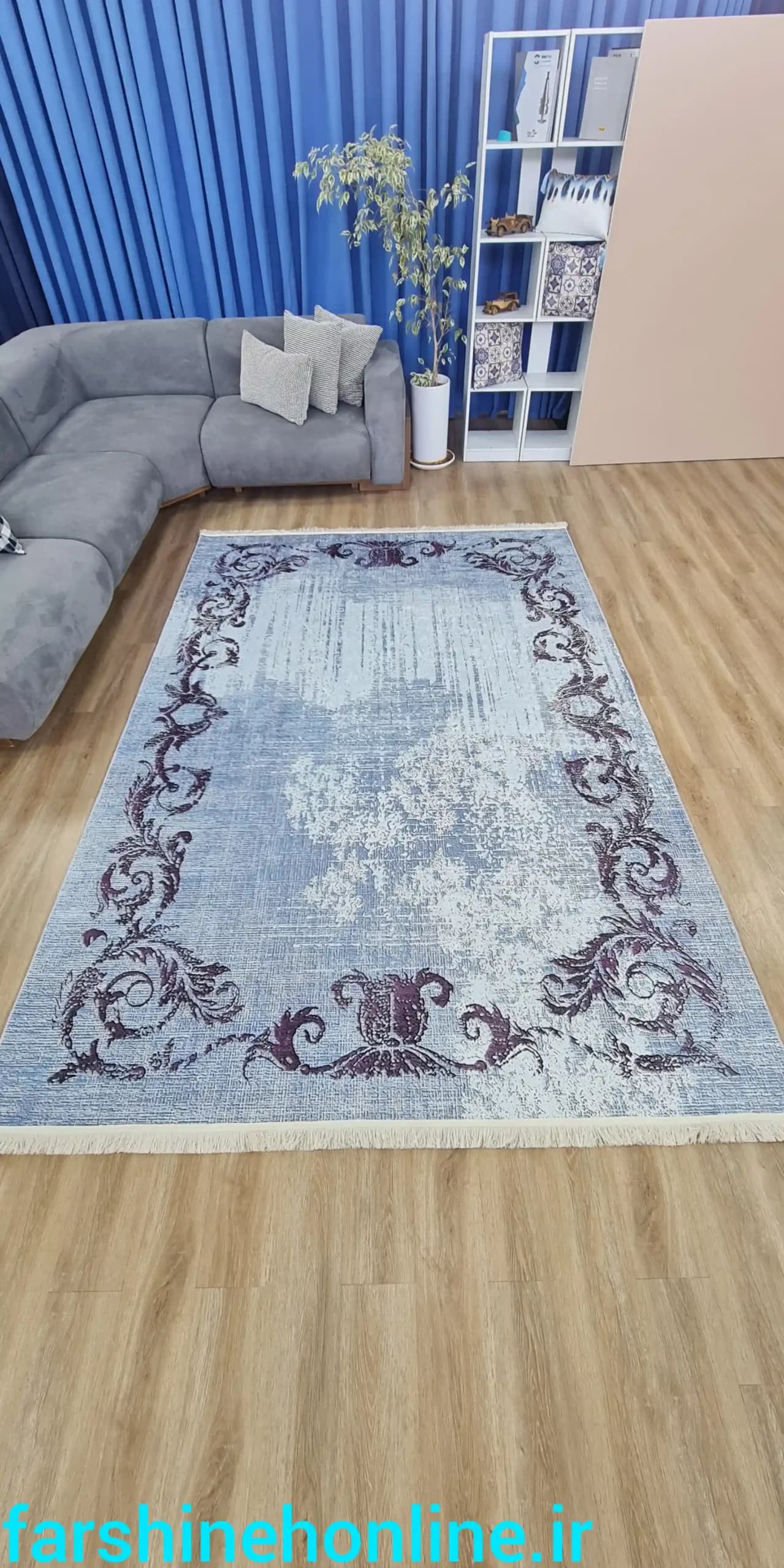 فرشینه مدرن طرح حاشیه سنتی گل‌دار آبی و بنفش