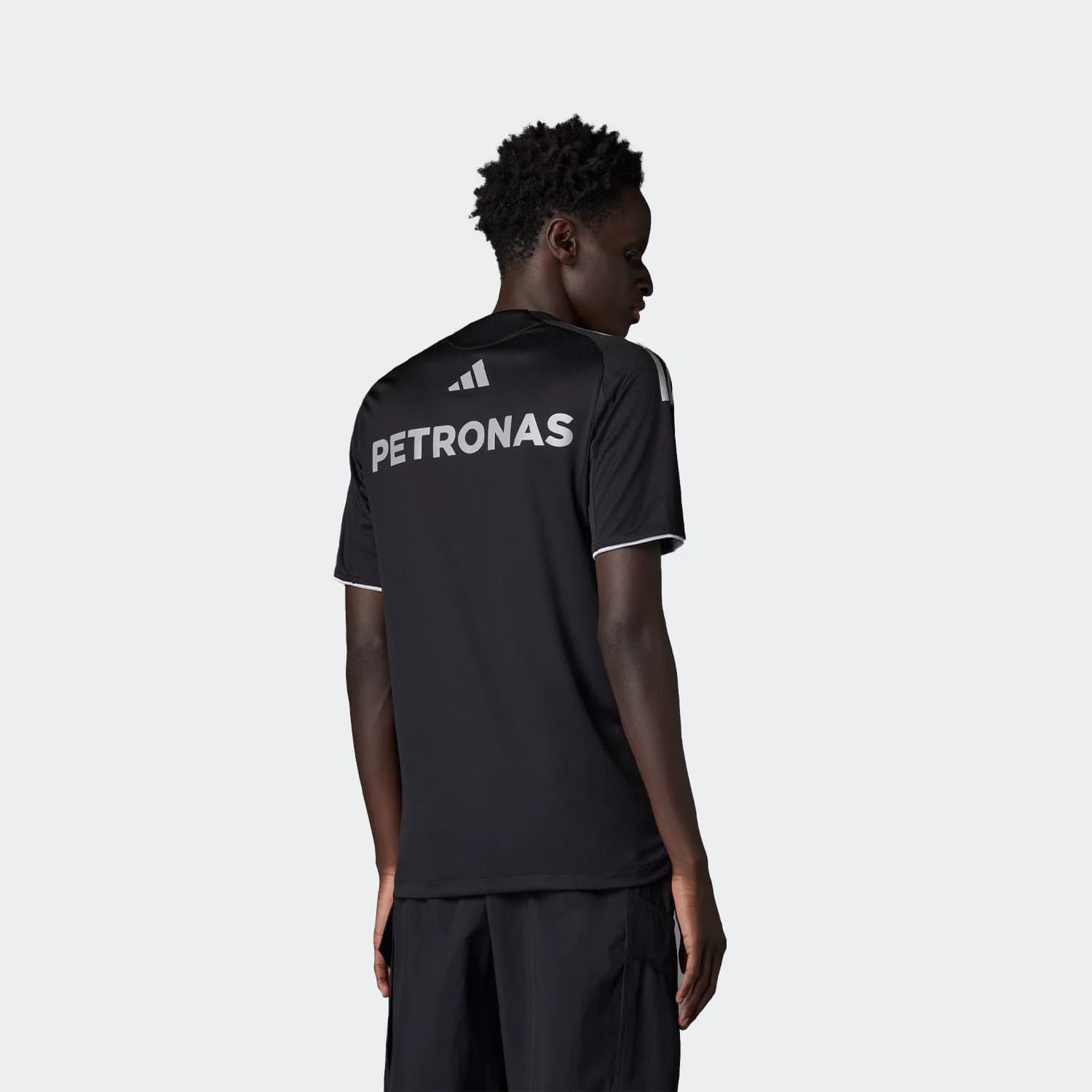 تیشرت مردانه آدیداس مدل MERCEDES – AMG PETRONAS FORMULA ONE TEAM MECHANICS JERSEY — تصویر ۳