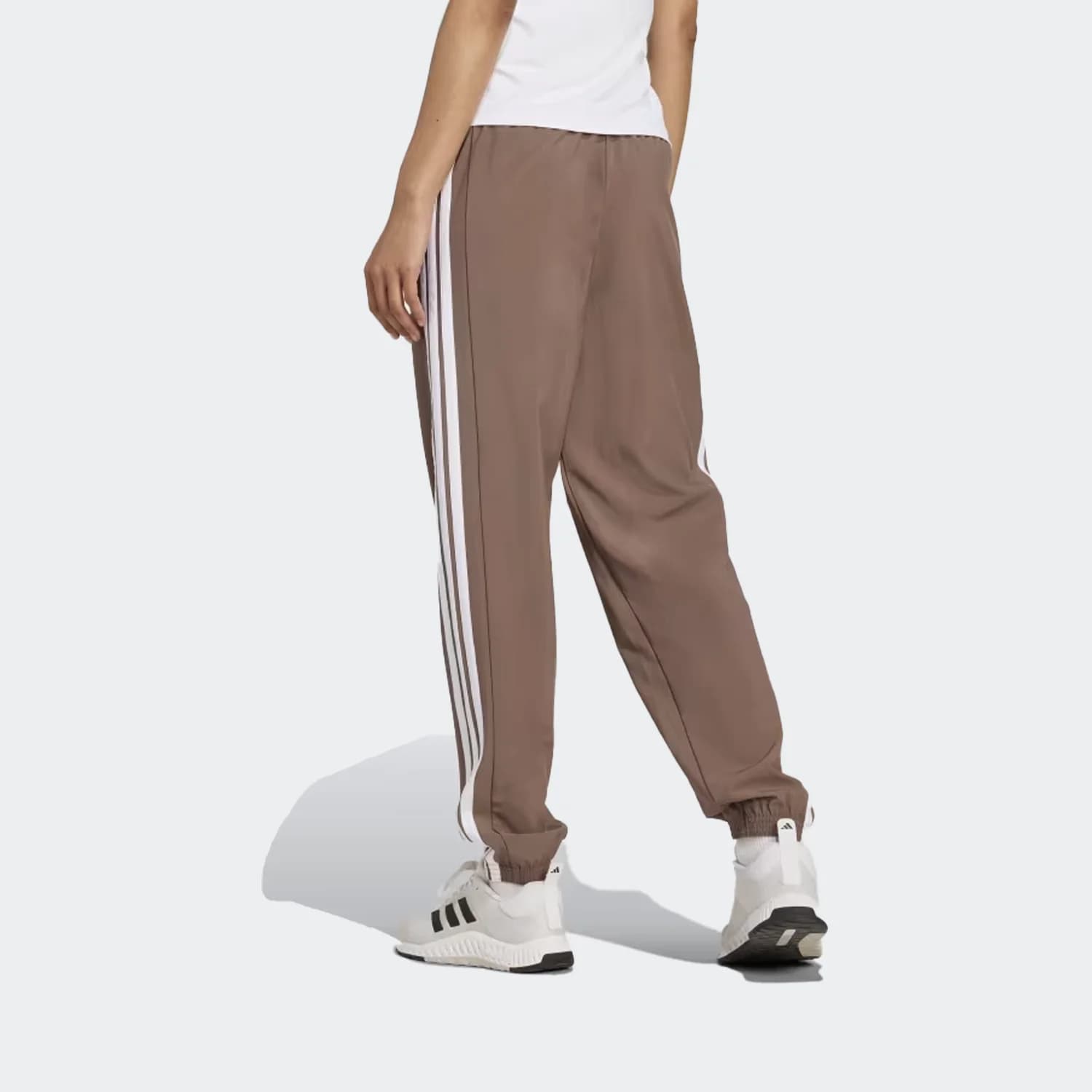 شلوار زنانه آدیداس مدل Train Essentials 3-Stripes Woven Joggers — تصویر ۴