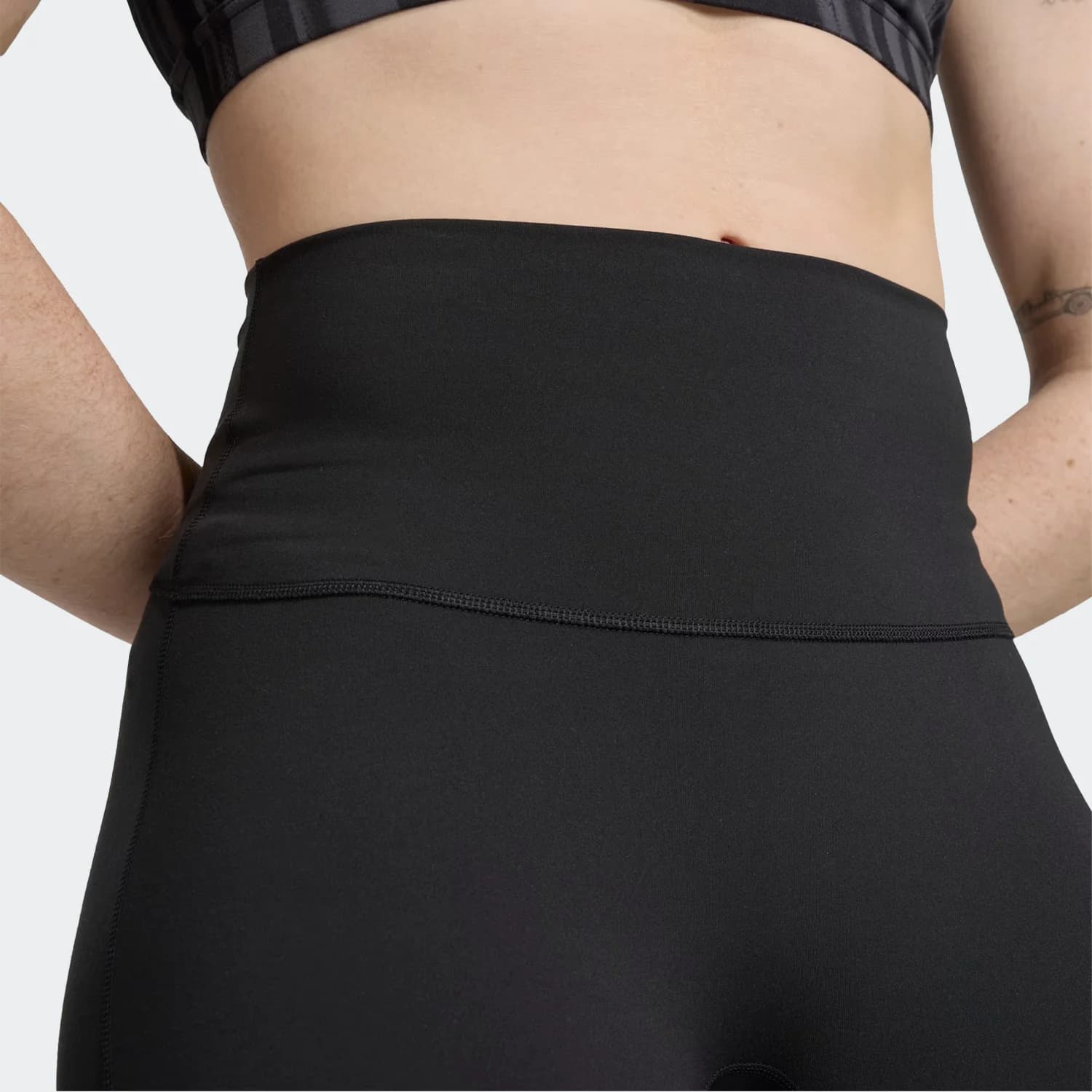 شلوارک زنانه آدیداس مدل All-Me Sculpt Booty Short Leggings — تصویر ۶