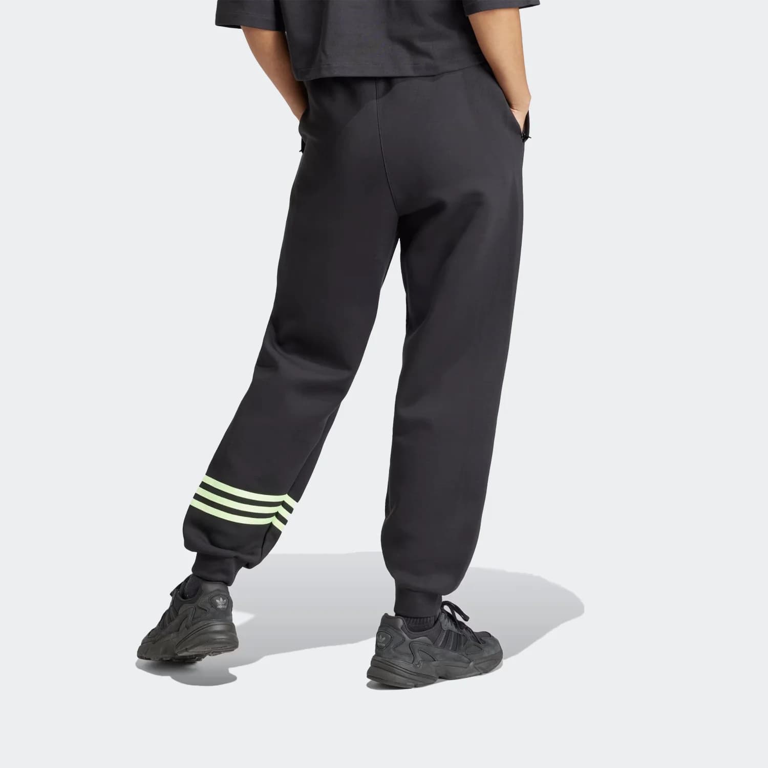 شلوار زنانه آدیداس مدل Adicolor Neuclassics Sportswear — تصویر ۴