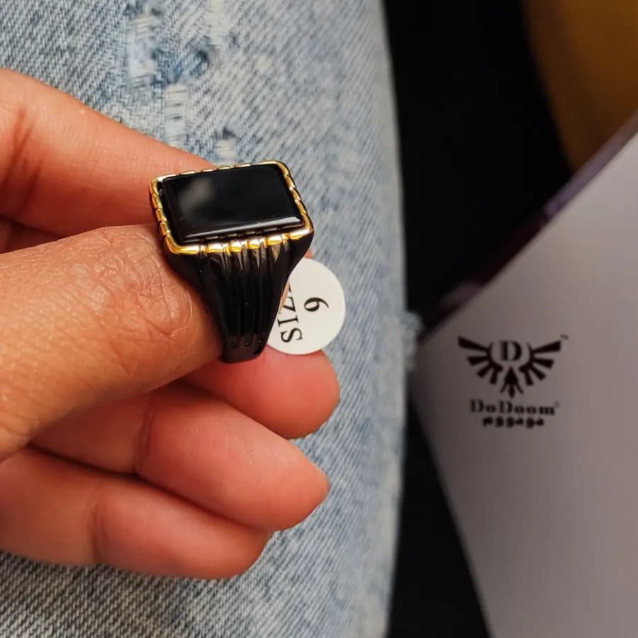 انگشتر نگین مربعی طرح‌دار مردانه R32 — تصویر ۴