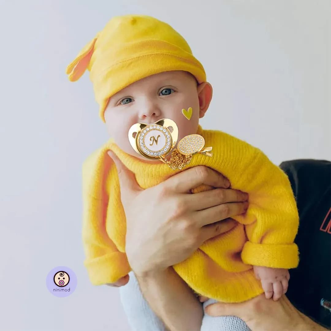 پستانک نگین دار لاکچری Taoqibaby حروف الفبابازنجیر — تصویر ۱۱