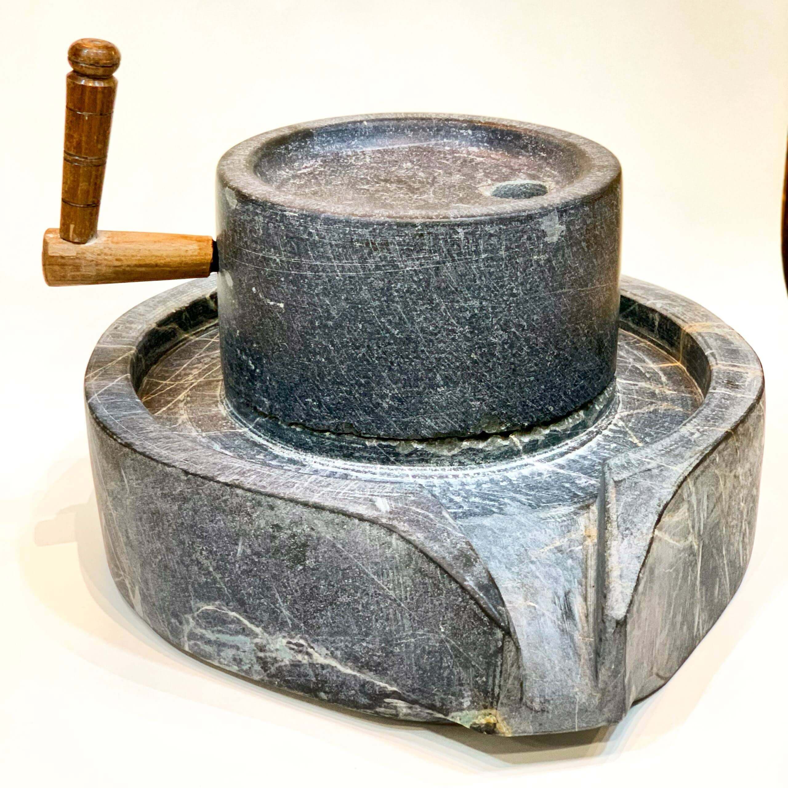 آسیاب سنگی سیاه سنگ — تصویر ۵