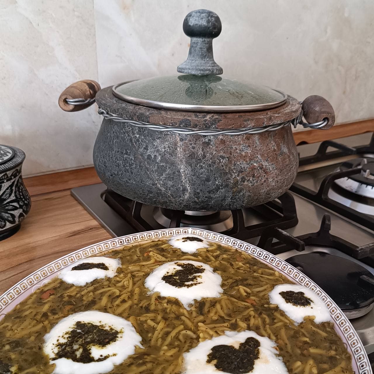 دیگ سنگ و سیم — تصویر ۴