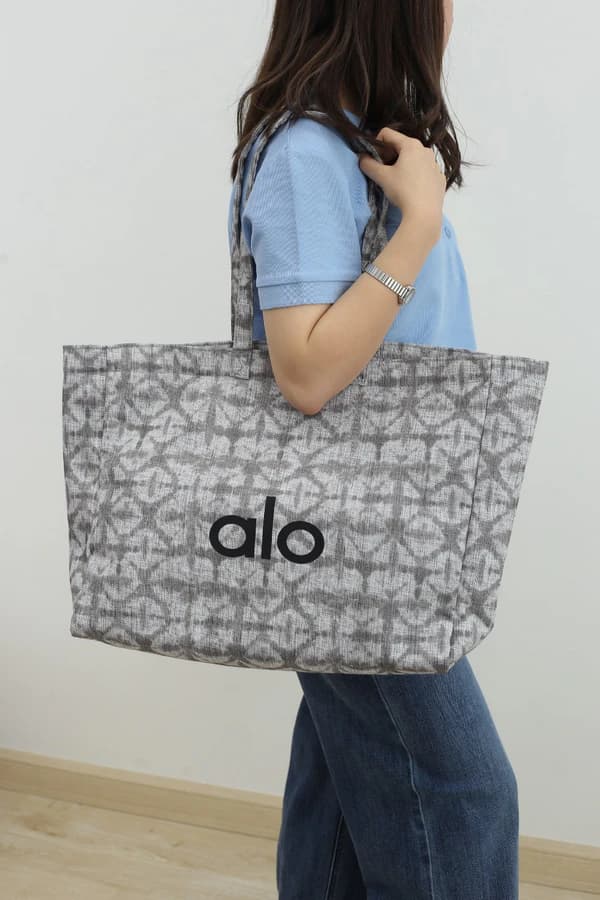 ساک دستی پلنگی زنانه مدل الو Alo — تصویر ۳