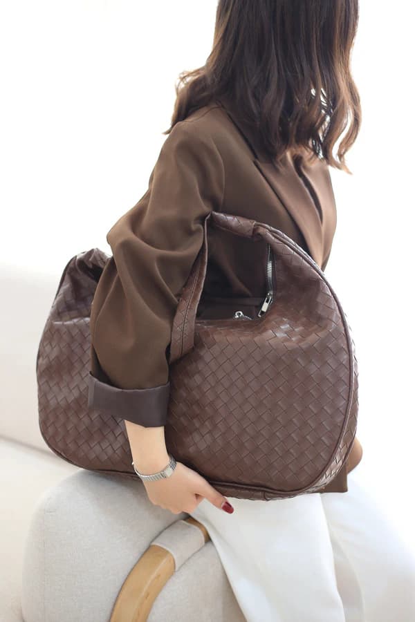 کیف دوشی زنانه چرم صنعتی مدل شل بوتگا