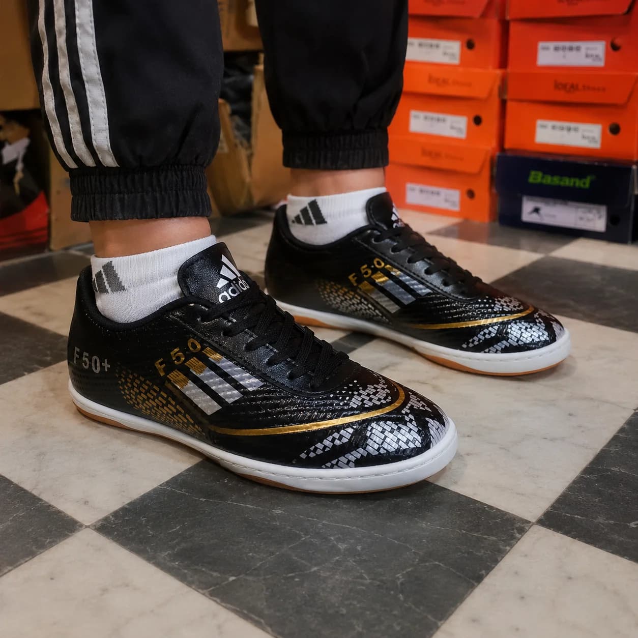 کتانی ورزشی فوتسال سالنی پسرانه مدل آدیداس(ADIDAS)|سایز36-40|مشکی-نارنجی|دوردوخت — تصویر ۳