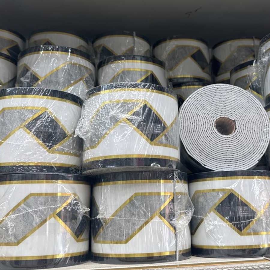 قرنیز فومی پشت چسبدار سفید نوار مشکی طلایی کد 005-170 عرض 10 سانتیمتر — تصویر ۴