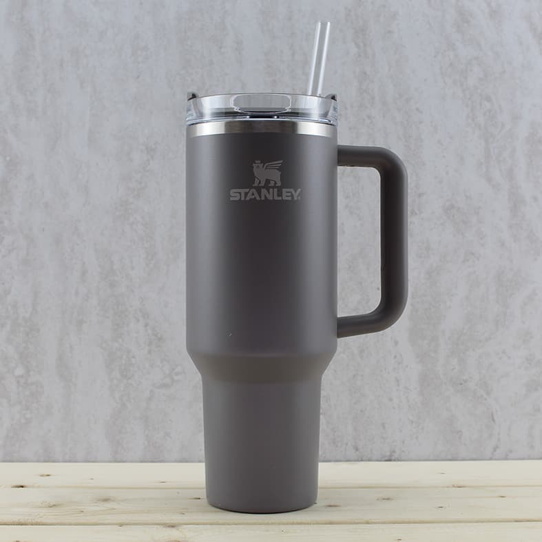 ماگ تامبلر نی دار استنلی STANLEY QUENCHER H2.0 TUMBLER 40 OZ- 1.18L — تصویر ۵
