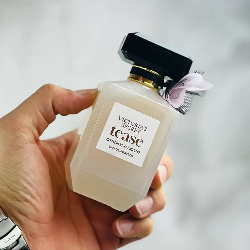 عطر زنانه ویکتوریا سکرت مدل Tease Crème Cloud | حجم 100 میل — تصویر ۶