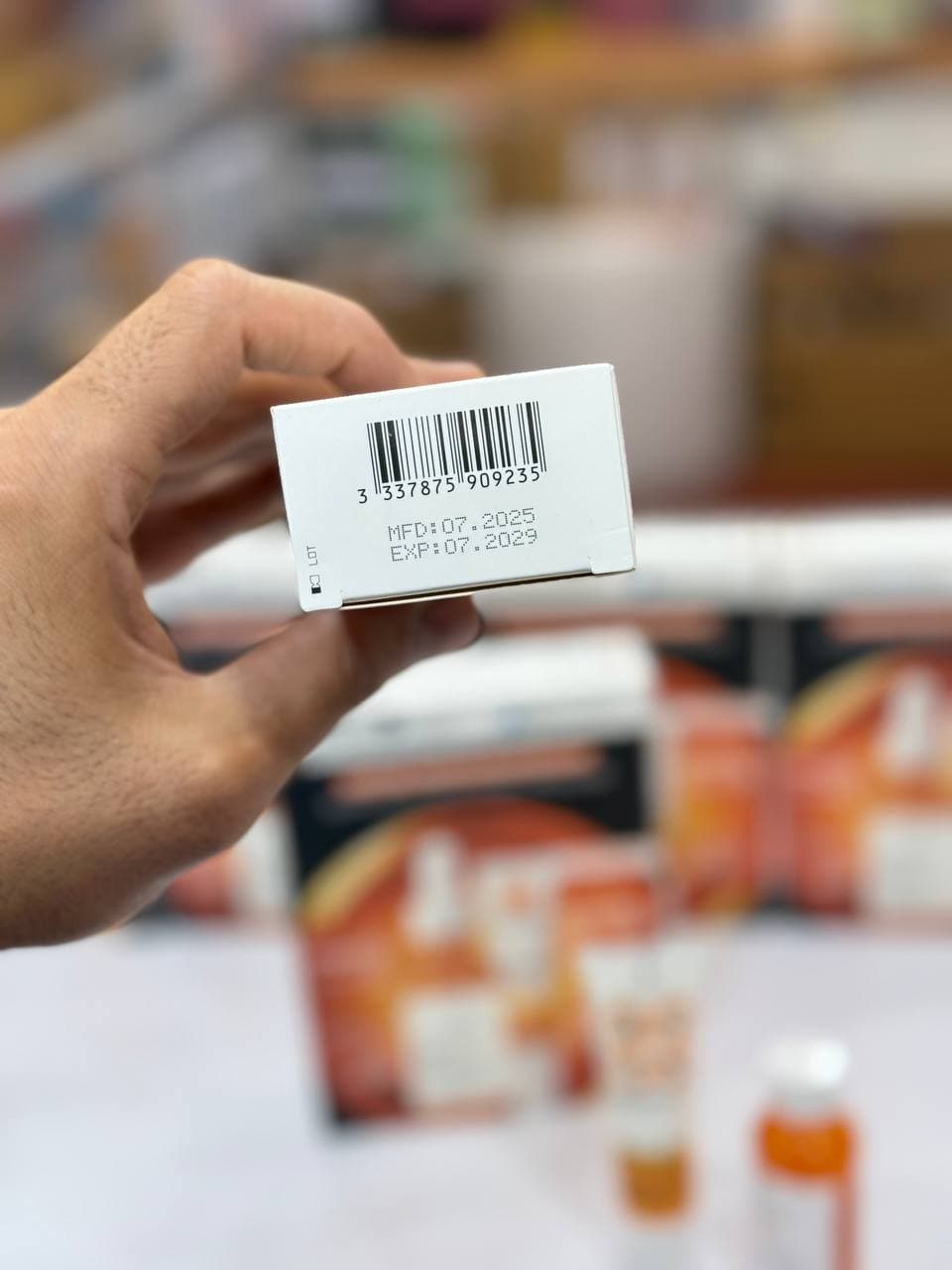 ست سرم ویتامین C12 لاروش پوزای + ضد آفتاب آنتلیوس — تصویر ۶