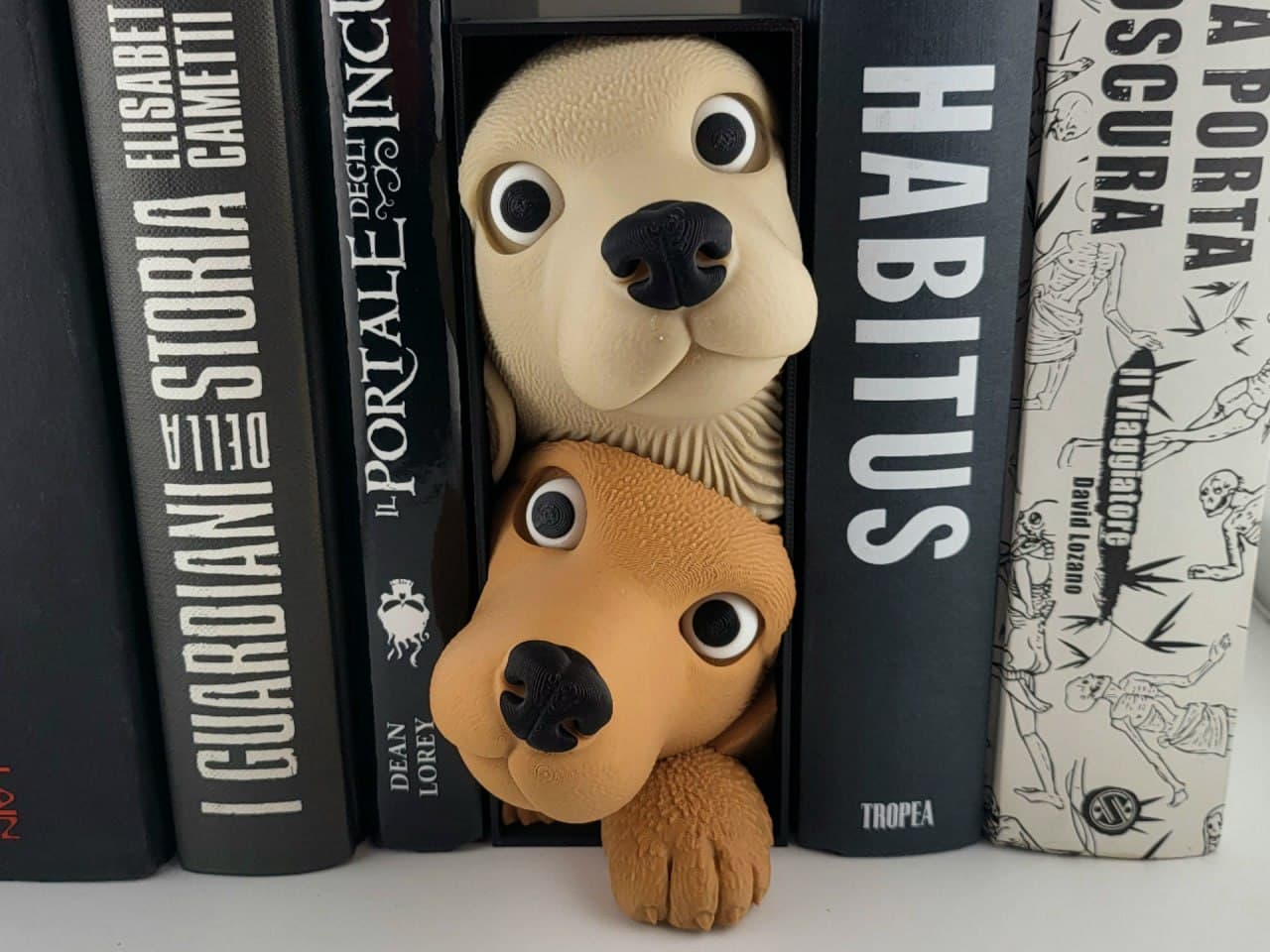 🐶🐾 بوک نوک دوستی سگ‌ها (Dog Friends Book Nook) | ارتفاع 17 سانتی‌متر | PLA+ — تصویر ۳