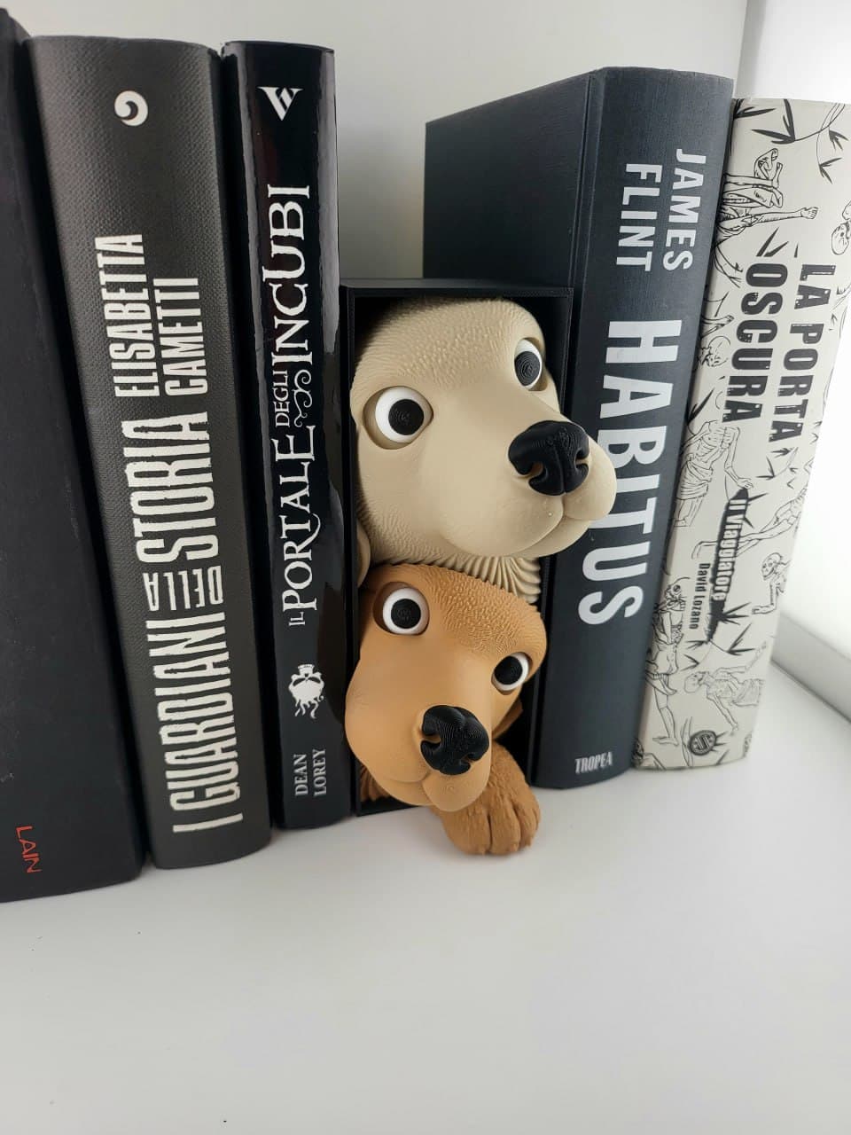 🐶🐾 بوک نوک دوستی سگ‌ها (Dog Friends Book Nook) | ارتفاع 17 سانتی‌متر | PLA+ — تصویر ۴