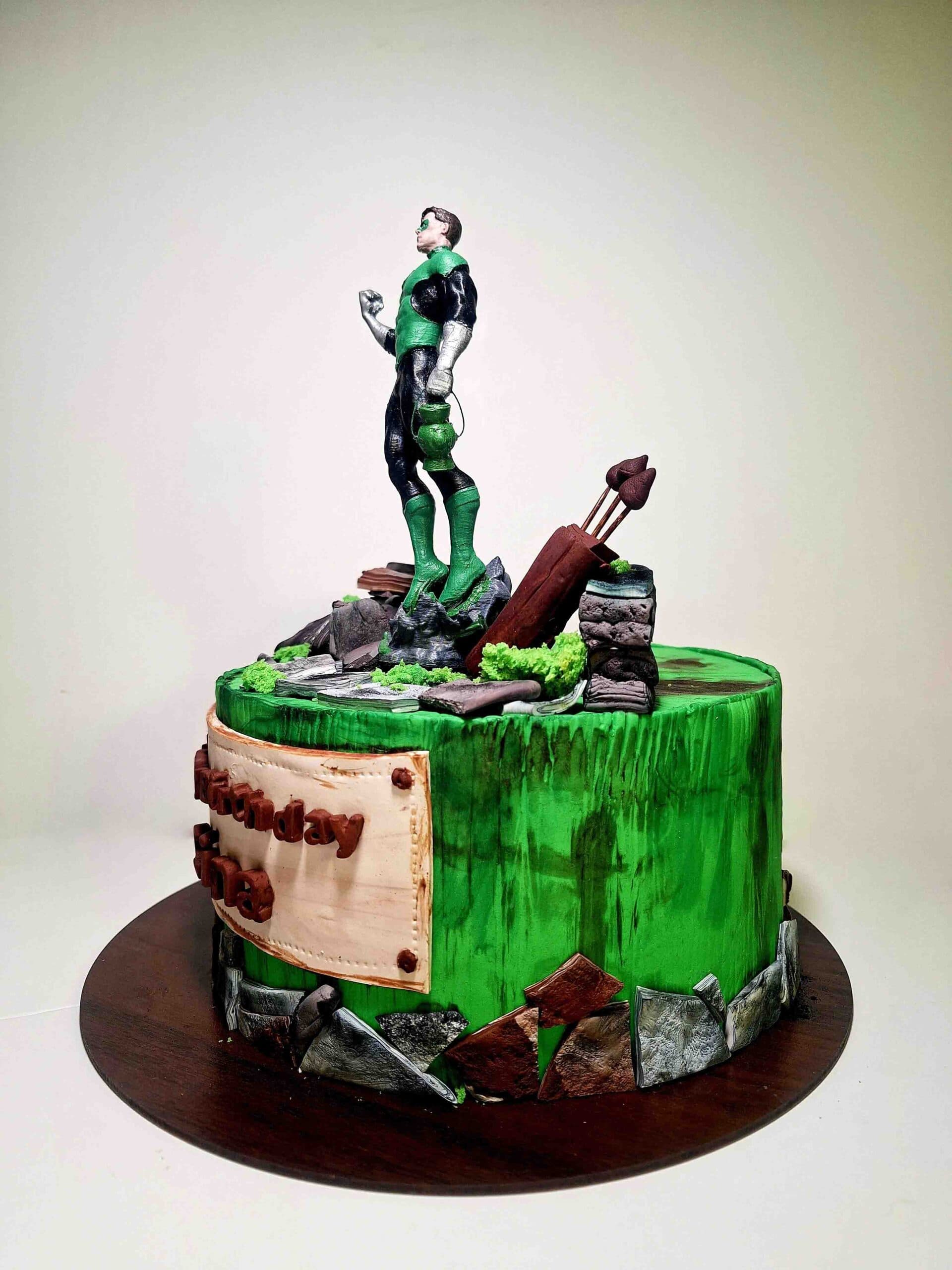 🎂🟢 کیک فیگور یوهولند طرح فانوس سبز | Green Lantern Figure Cake | ترکیب کیک تولد + فیگور دکوری — تصویر ۳