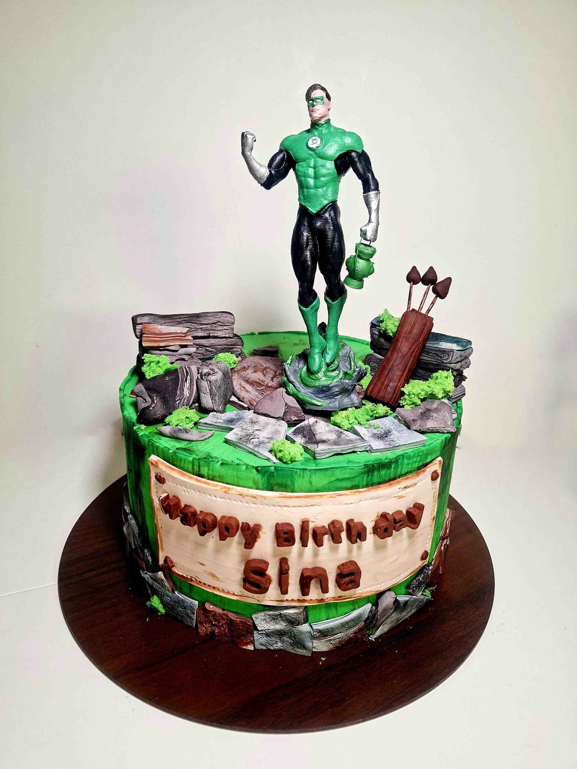 🎂🟢 کیک فیگور یوهولند طرح فانوس سبز | Green Lantern Figure Cake | ترکیب کیک تولد + فیگور دکوری — تصویر ۴